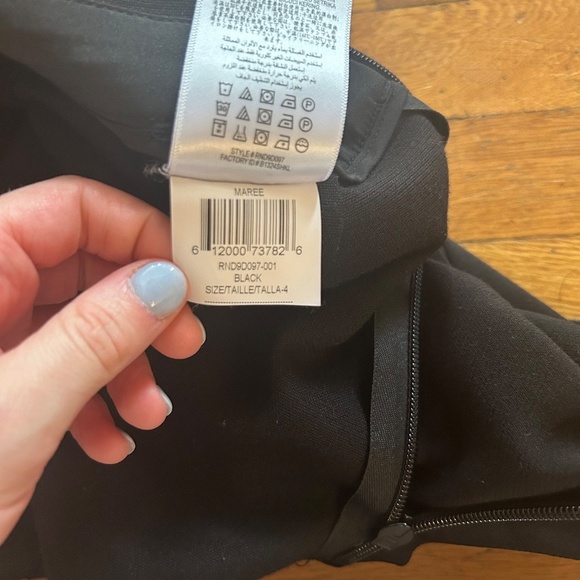 BCBGMaxAzria Maree Romper Womens Size 4 Black Short Sleeve Cutout Pockets - Picture 9 of 9